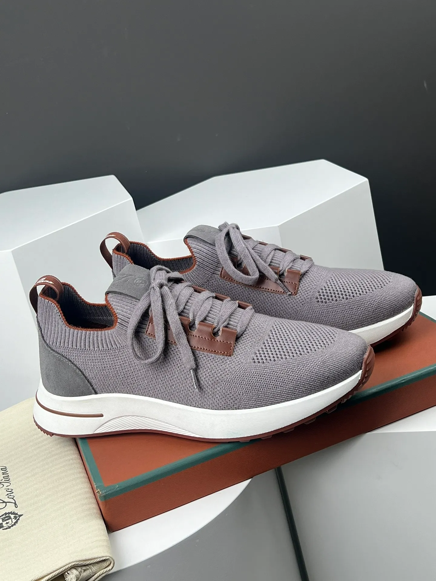 Factory price 420💰L men's shoes💰New product on sale Loro men's shoes💰iana knitted sneakers｜Made of Wish wool blended fabric｜The upper is made of unique knitted fabric production technology｜Comprehensive one-to-one restoration of the counter process｜Additional original molded rubber three-color combination technology outsole｜Size: 39-44 (customized at 45.46)